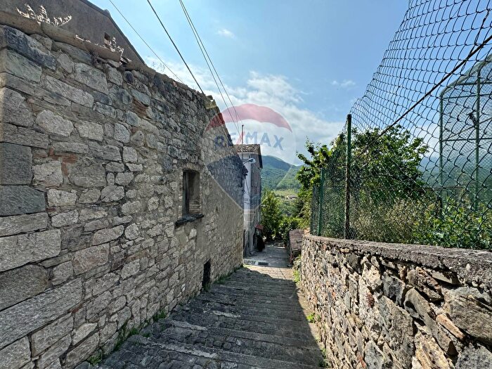 Casa con 6 locali in vendita in Via Santa Maria, Quadri