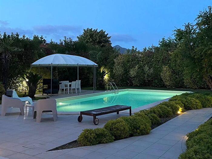 Casa con 7 locali in vendita in Cascina