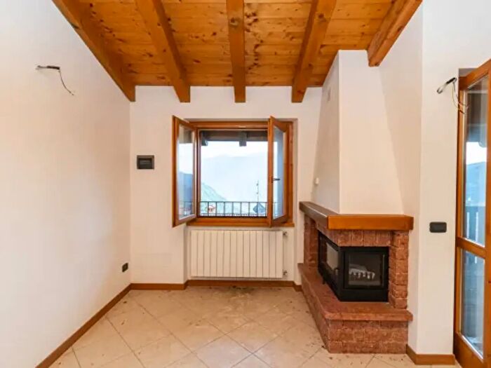 Appartamento trilocale in vendita in Via San Nazzaro, Lozio