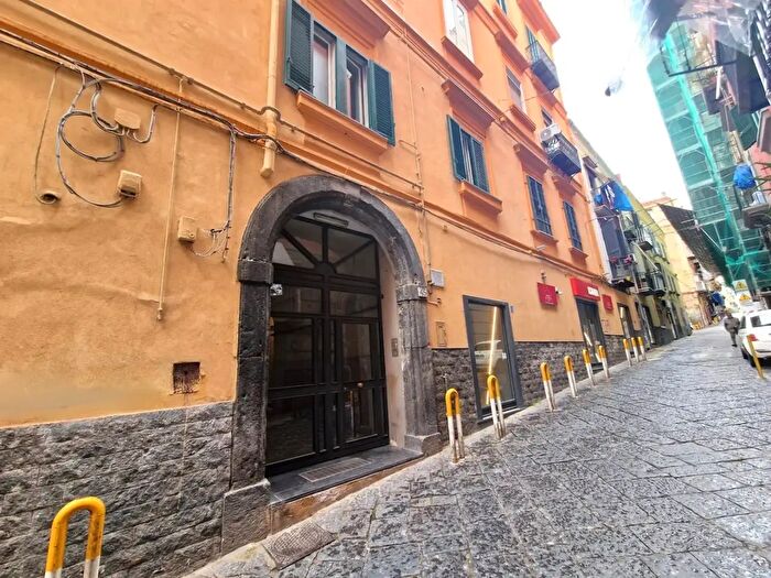 Appartamento con 6 locali in vendita in Via Stella, Napoli
