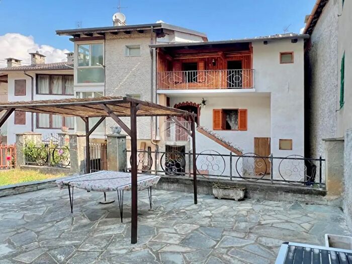 Casa con 6 locali in vendita in Frazione Mollar Michele, Viu'