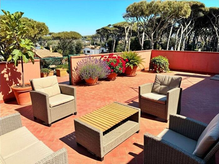 Casa con 6 locali in affitto in Viale Sestri Ponente, Fregene, Fiumicino