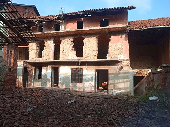 Casa con 10 locali in vendita in Vicolo Santa Maria, Giaveno