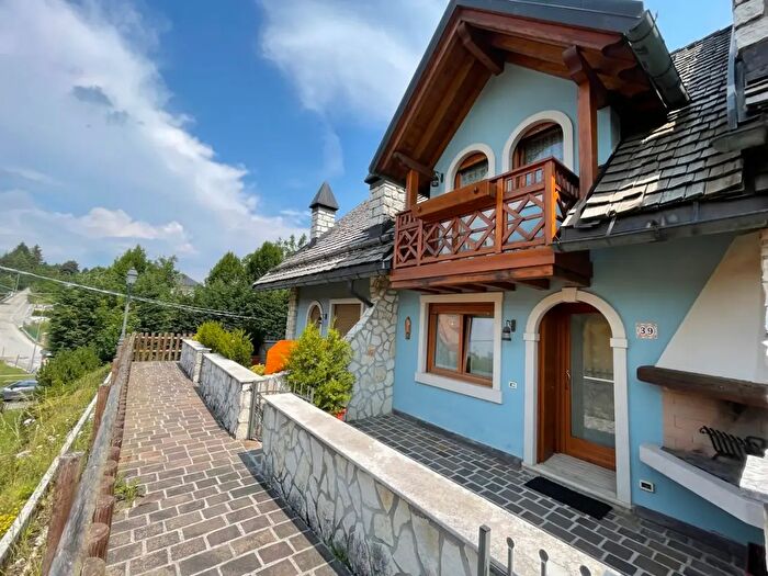 Casa con 5 locali in vendita in Via XXVII Aprile, Roana