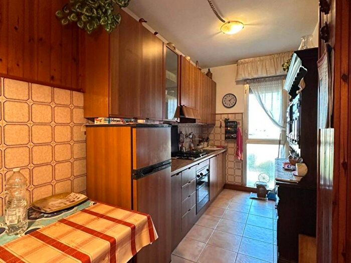 Appartamento con 6 locali in affitto in Via Emilio Alessandrini, Semicentro, Cascina