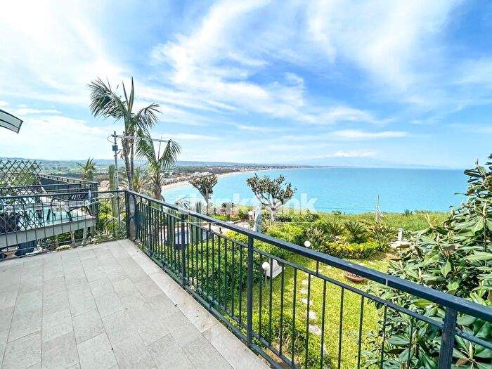 Casa con 10 locali in vendita in Costa degli Oleandri, Augusta