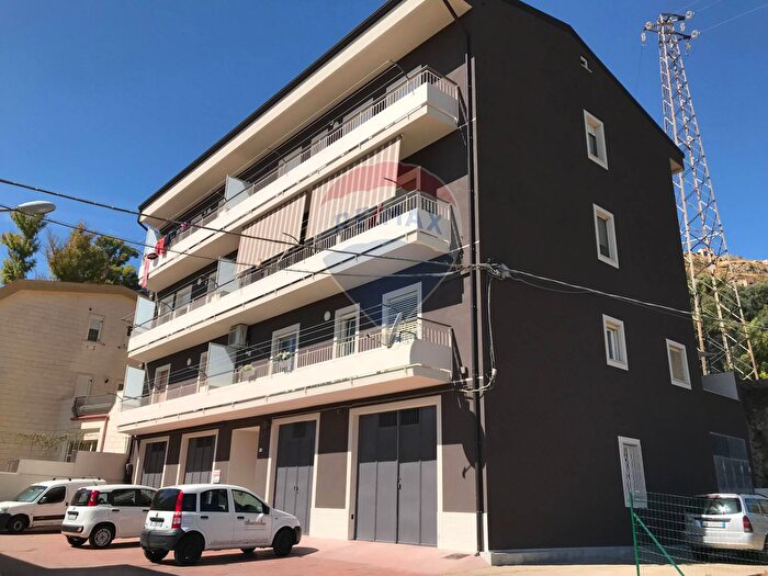 Appartamento con 6 locali in vendita in Via Pergusa, Enna