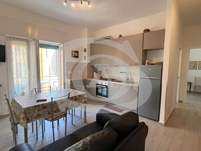 Appartamento trilocale in affitto in Via Roma, Ospedaletti