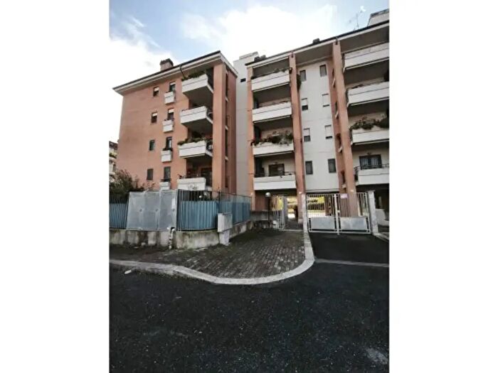 Appartamento trilocale in vendita in Via Nosate, Roma