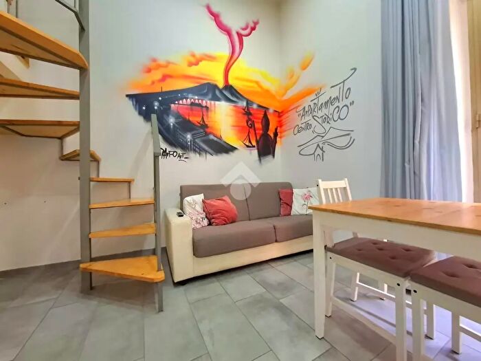 Appartamento trilocale in affitto in Vico Panettieri, Napoli