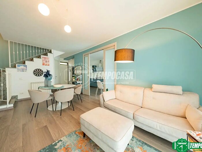 Casa quadrilocale in vendita in Via Borgoagnello E, Paruzzaro