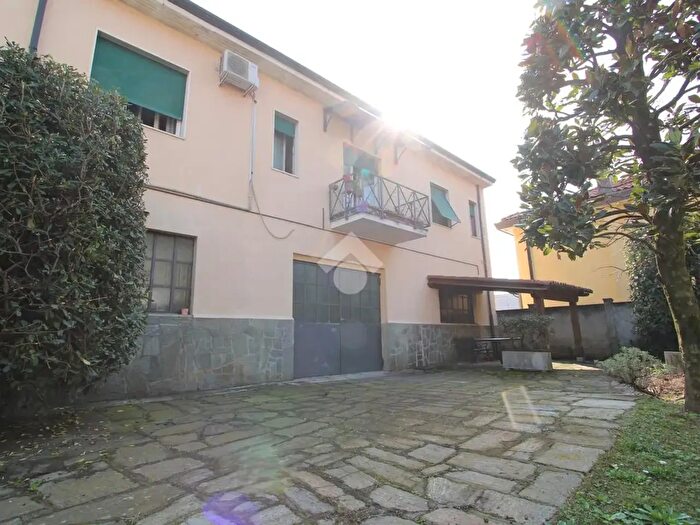 Appartamento con 5 locali in vendita in Via Madonna Assunta, Bareggio