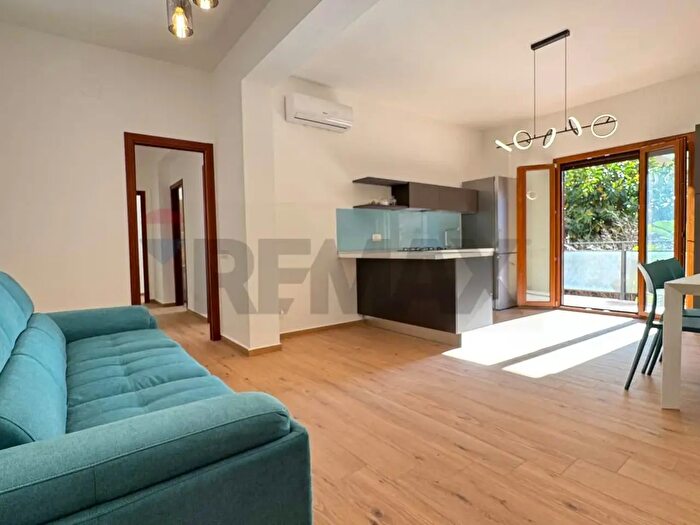 Appartamento trilocale in vendita in Via Val di Mazara, Palermo