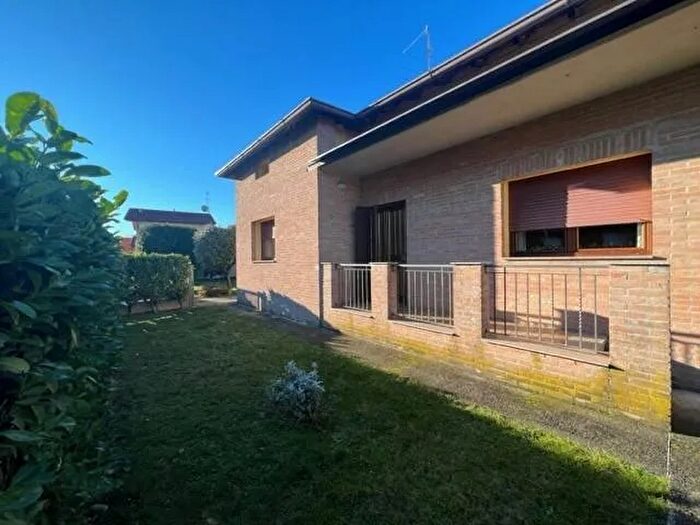 Casa quadrilocale in vendita in Via Giovanni Pascoli, Bonate Sotto