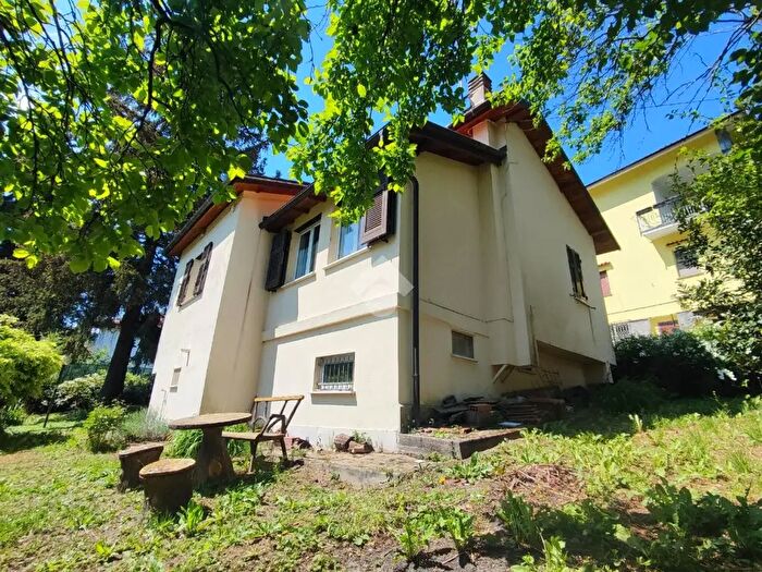 Casa quadrilocale in vendita in Via Zamperini, Montoggio