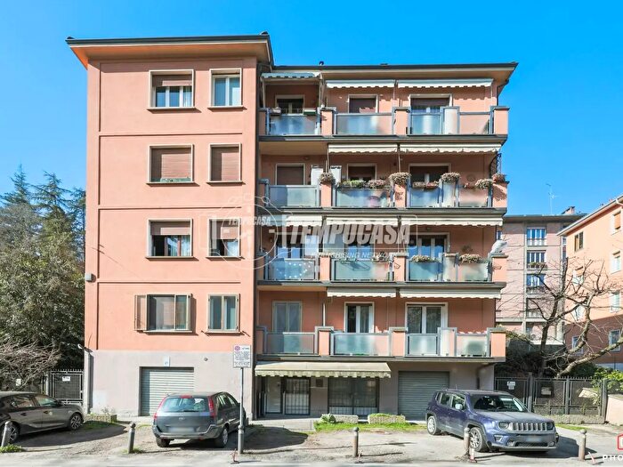 Appartamento quadrilocale in vendita in Via San Mamolo, Bologna