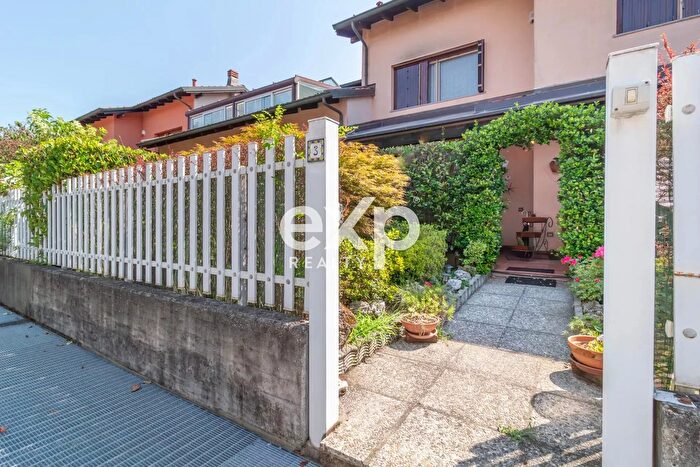 Casa con 6 locali in vendita in Garbagnate Milanese