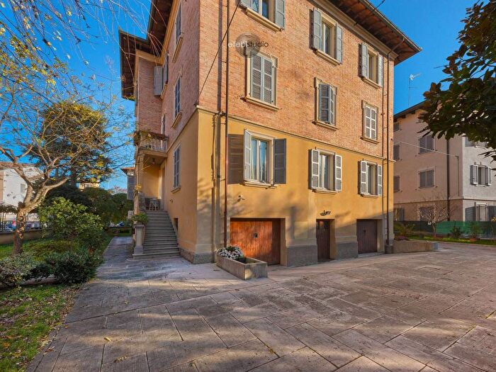 Appartamento quadrilocale in affitto in Largo Ludovico Antonio Muratori, Centro Storico, Modena