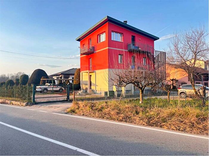 Appartamento trilocale in affitto in via mazzini, Centro, Brebbia