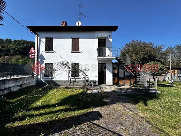 Casa quadrilocale in vendita in Via Piave, Arona