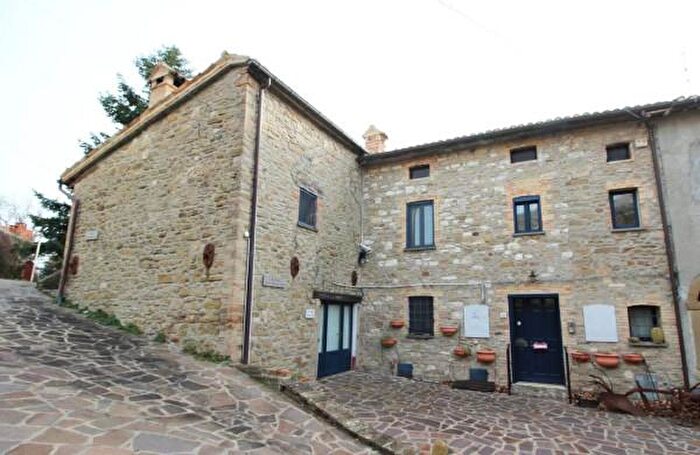 Casa con 6 locali in vendita in Pietrarubbia