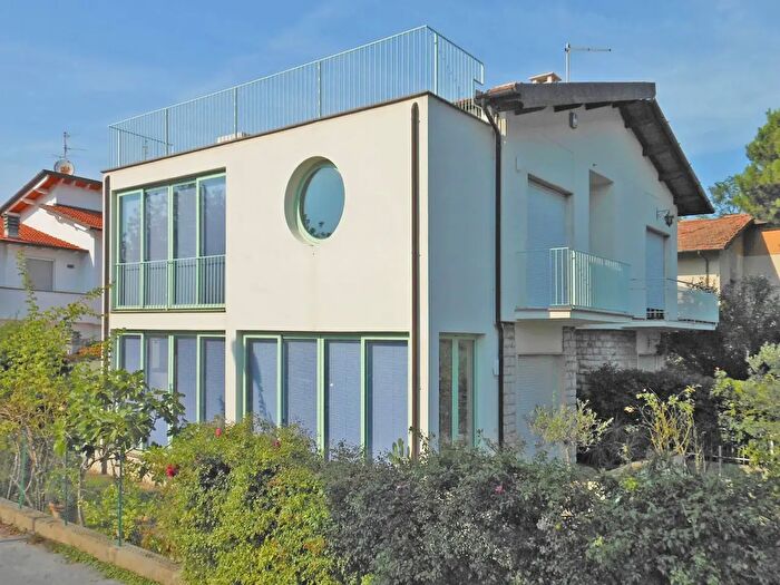 Casa con 7 locali in vendita in Camaiore