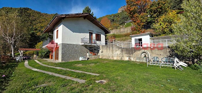 Casa con 6 locali in vendita in Via Verdi, Roletto