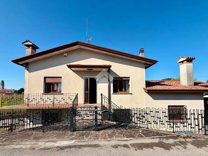 Casa con 7 locali in vendita in Via Roma, San Vendemiano