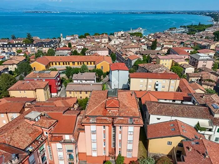 Appartamento trilocale in vendita in Desenzano Del Garda