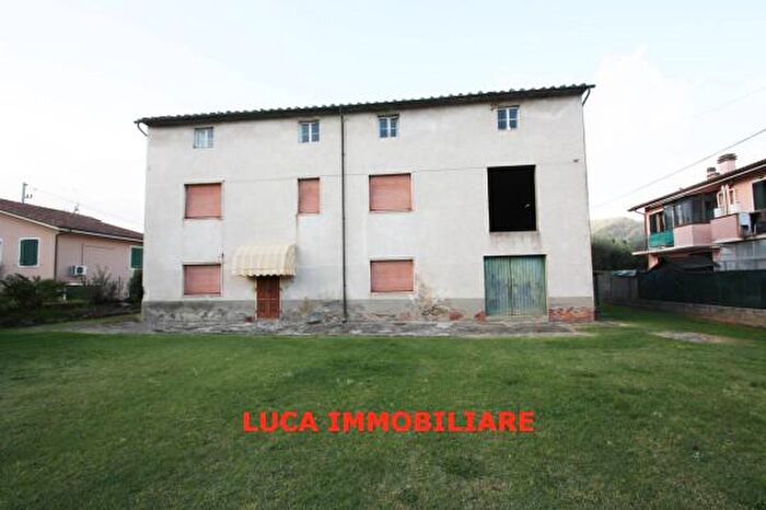 Casa con 6 locali in vendita in Via della Molina, Pescia