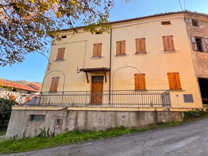 Appartamento con 12 locali in vendita in Via Casa Beretti, Carpineti