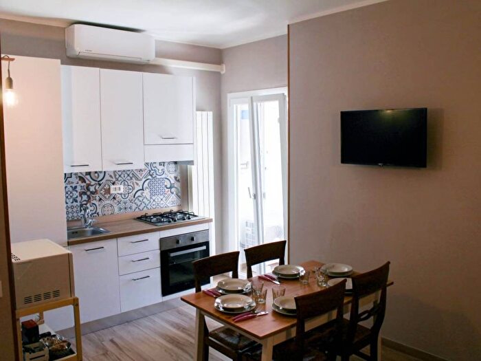Appartamento trilocale in affitto in Via Genova, Marina di Carrara, Carrara