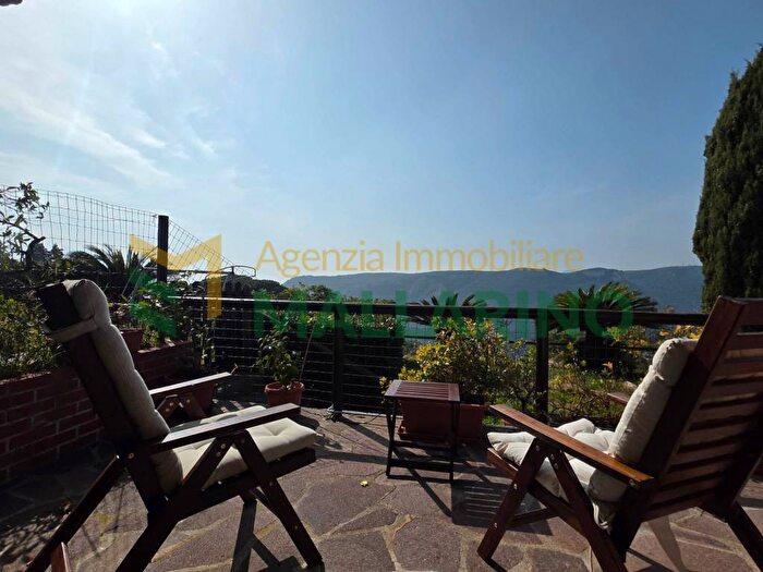 Appartamento trilocale in affitto in Via Giovanni da Verrazzano, Centro, Finale Ligure