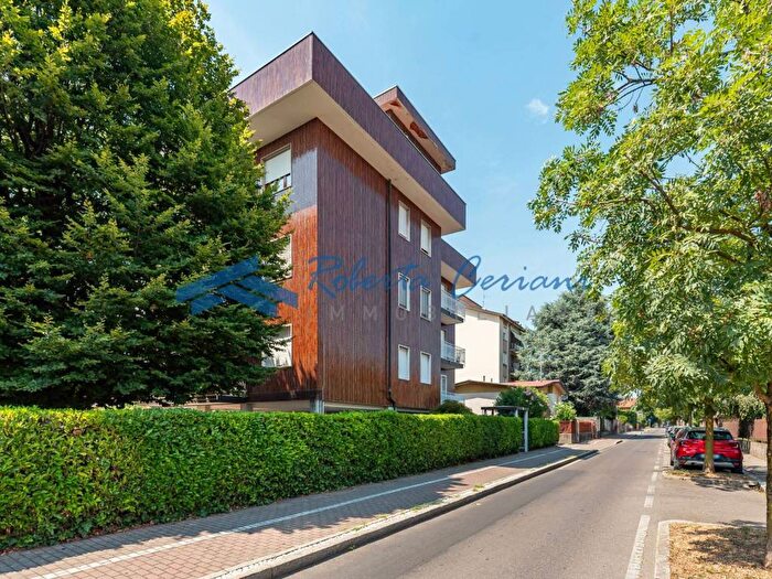 Casa con 5 locali in vendita in Via Aprile, Centro, Caronno Pertusella