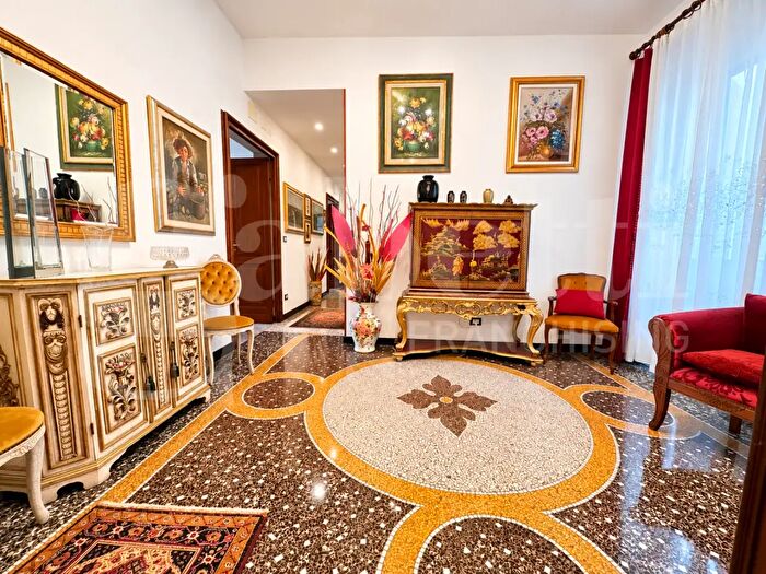 Appartamento quadrilocale in vendita in Via G Moresco, Genova