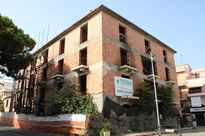 Appartamento trilocale in vendita in Piazza Giovanni Grossi, Belvedere Marittimo