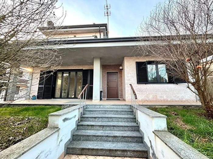 Casa con 8 locali in vendita in Via IV Martiri, Alessandria
