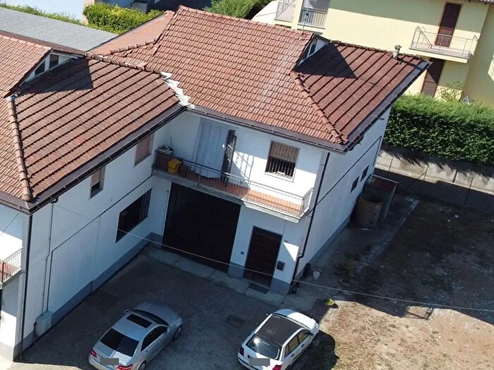 Casa con 6 locali in vendita in Calamandrana