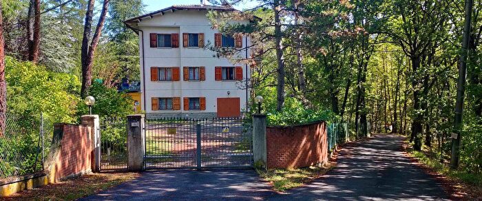 Casa con 8 locali in vendita in Via Serrazanetti Molinaccio Gaggio Montano, Gaggio Montano