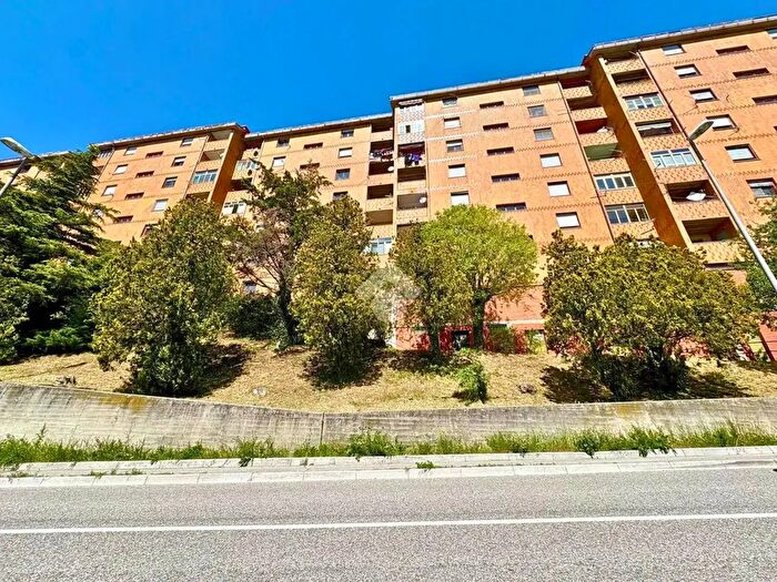 Appartamento trilocale in vendita in Via del Montasio, Trieste