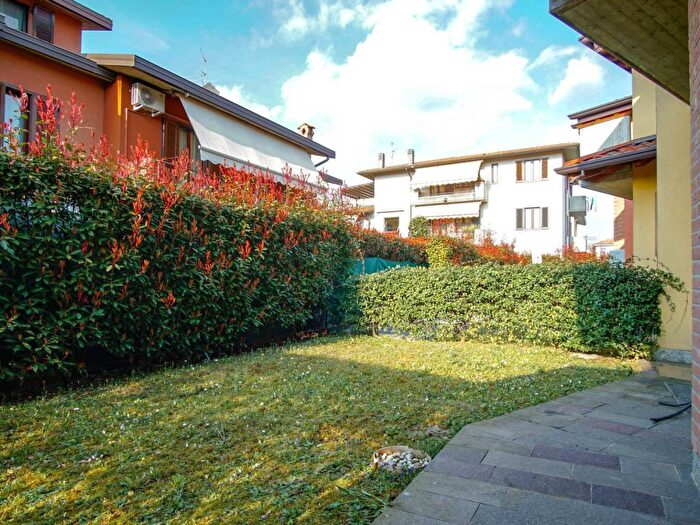 Appartamento trilocale in affitto in Via Pasubio, Azzano San Paolo