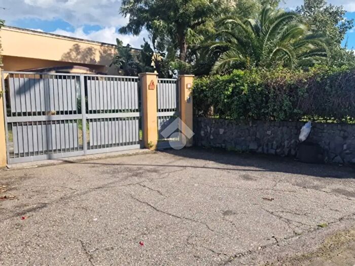 Casa con 8 locali in vendita in Via Petrone, Viagrande