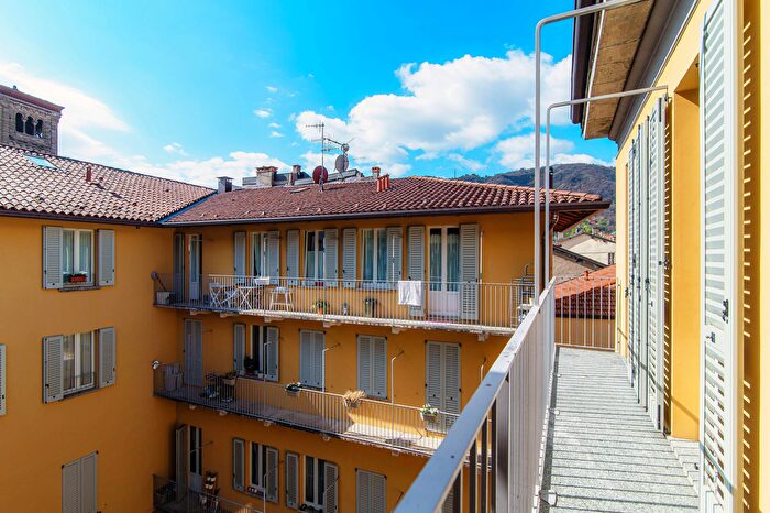 Appartamento quadrilocale in vendita in Via Vittorio Emanuele, Como