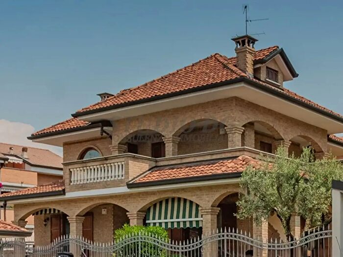 Casa quadrilocale in vendita in Via Fabio Filzi, Limbiate