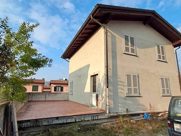 Casa con 5 locali in vendita in Pianello Val Tidone