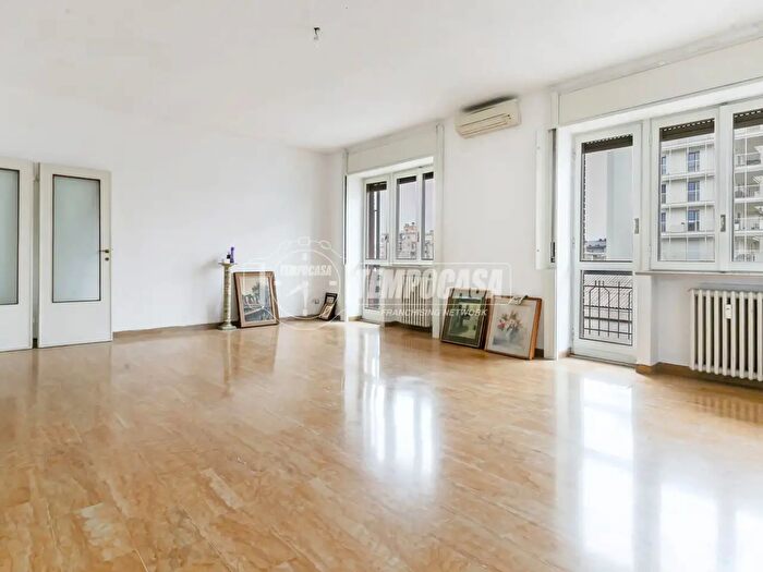 Appartamento trilocale in vendita in Via Bracco Roberto, Milano