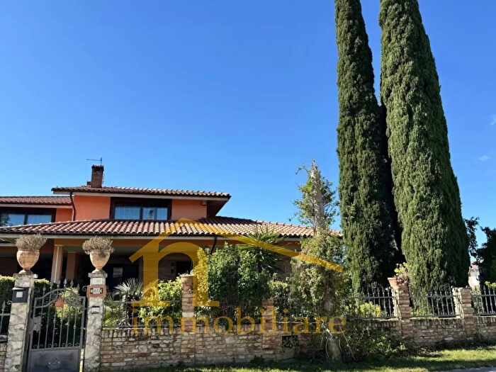 Casa con 6 locali in vendita in Contrada Collina, Nocciano