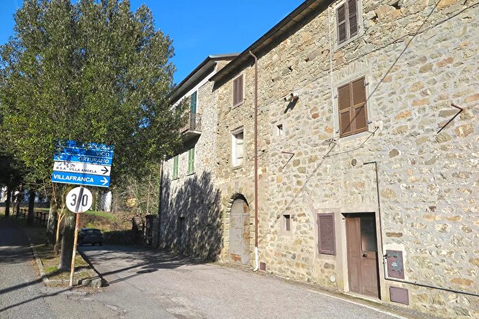 Casa con 8 locali in vendita in Bagnone