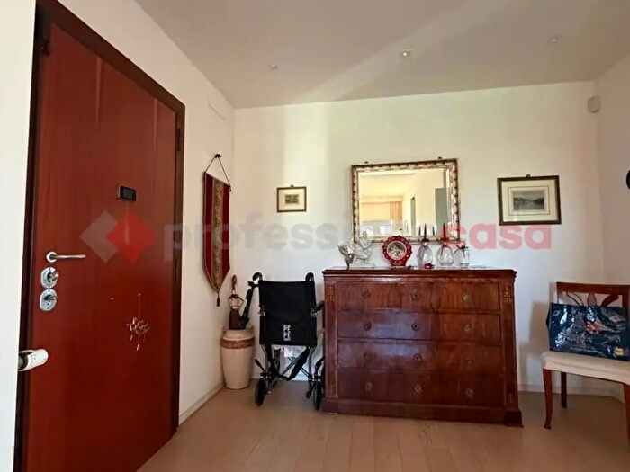 Appartamento con 5 locali in vendita in Via Fosdinovo, Roma
