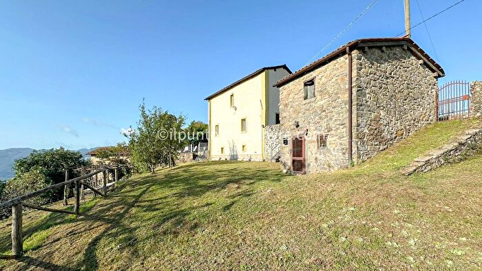 Casa con 10 locali in vendita in Via del Saltello, Barga